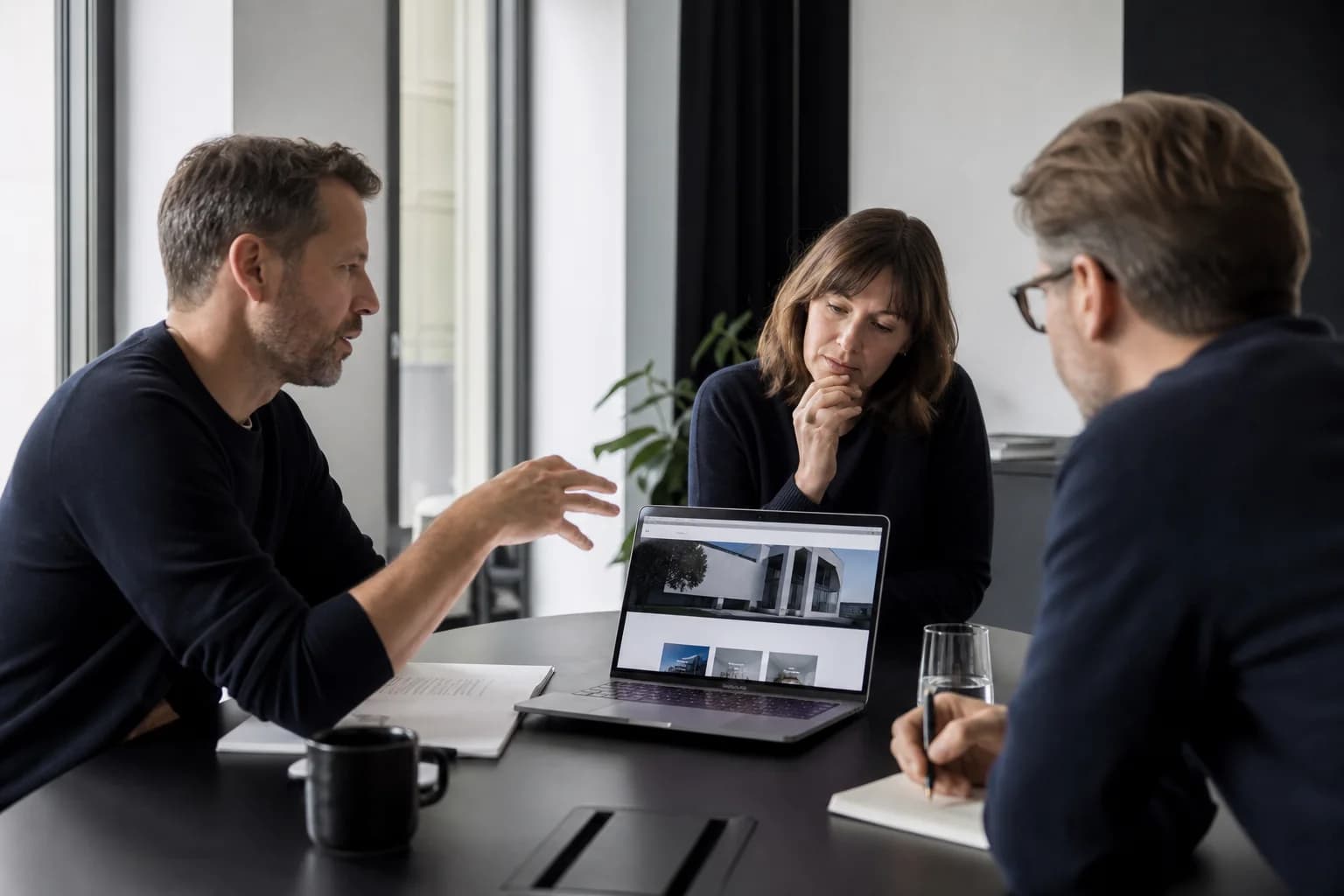 Kundenteam und Studio stimmen ein Website-Projekt direkt ab
